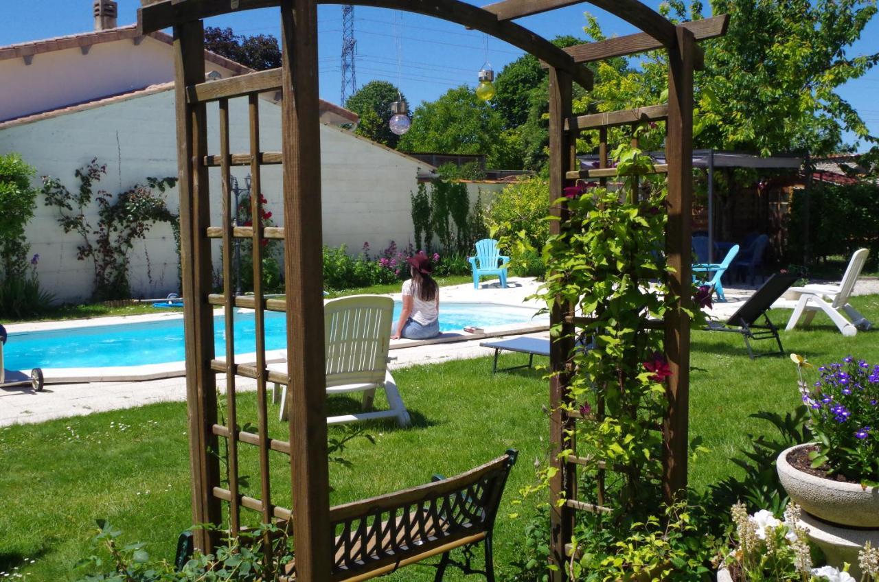 Maison D'Hotes Le Cadran Solaire Courcelles  Luaran gambar