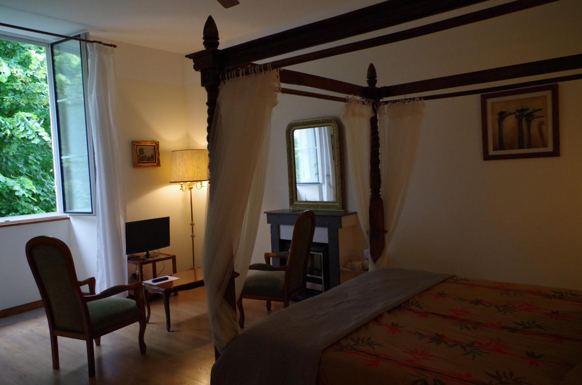 Maison D'Hotes Le Cadran Solaire Courcelles  Luaran gambar